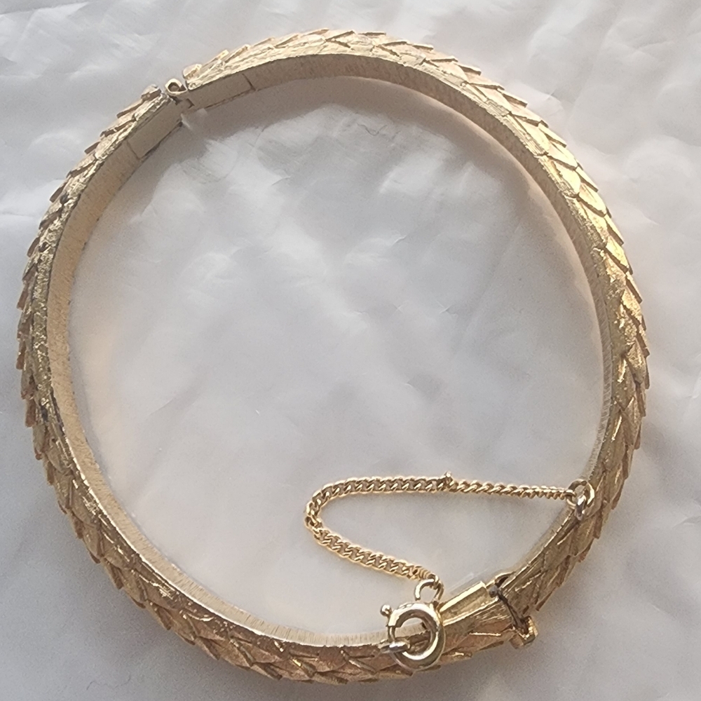 Trifari Gold-tone bracelet, 6 3/4", 17.2 cm